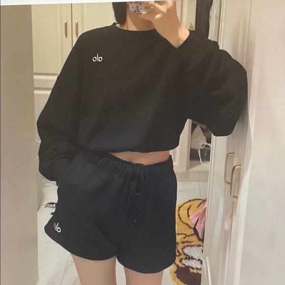 ALO Yoga Black Athletic Sweatshirt and Shorts - Picture 4 of 4